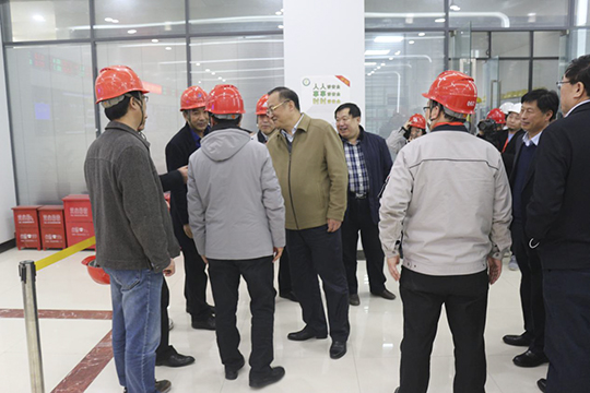 濮阳市副市长黄守玺与乐竞(中国)副总经理吴新宇、翟武汉在现场交谈