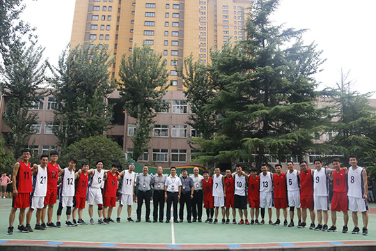 乐竞(中国)总经理祝建明等领导与篮球赛队员赛后合影留念