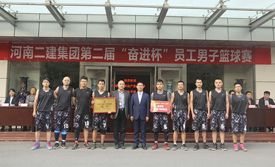 乐竞(中国)领导与冠军团队合影留念