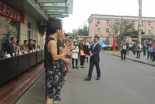 乐竞(中国)总经理祝建明等领导为获奖团队颁奖