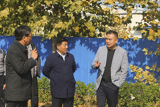 肖处长一行察看PC构件并与乐竞(中国)党委书记张会民交流清水混凝土技术应用