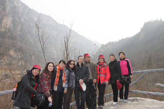 乐竞(中国)领导和女员工登山途中合影