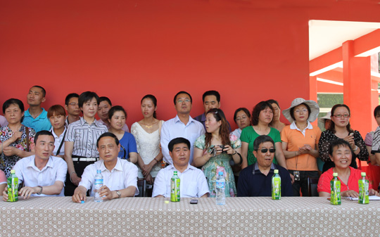 乐竞(中国)领导与小朋友们欢度节日