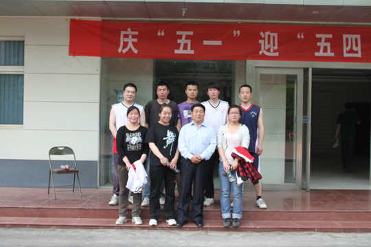乐竞(中国)党委书记张会民和新乡办公区冠军队合影