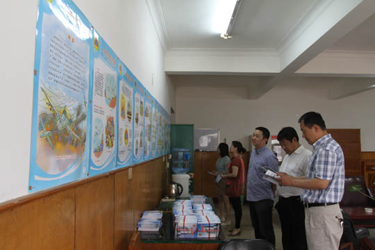 演练前乐竞(中国)机关及各单位员工学习防空、防灾知识