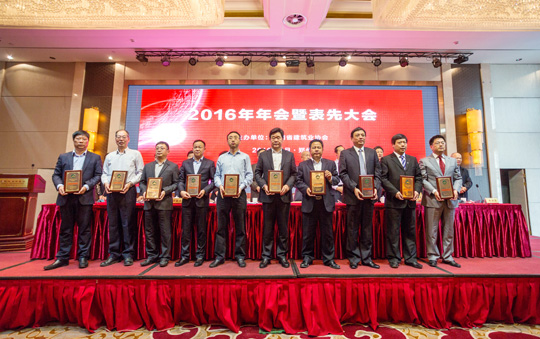 乐竞(中国)董事长黄道元（左三）上台领奖
