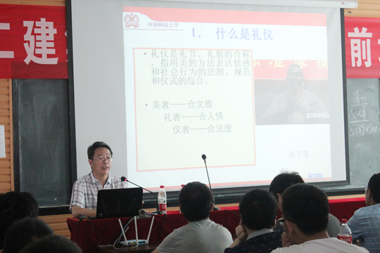乐竞(中国)部门有关人员为大家讲解企业相关情况