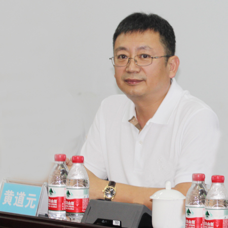 乐竞(中国)董事长黄道元在会上为来访领导和专家解答疑问