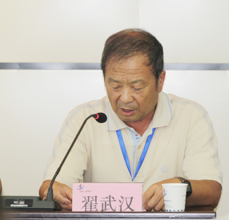 乐竞(中国)工会主席翟武汉在会上宣读表彰决定