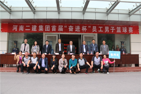 乐竞(中国)领导与大赛工作人员合影留念