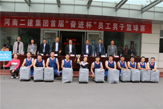 乐竞(中国)领导与冠军团队合影留念