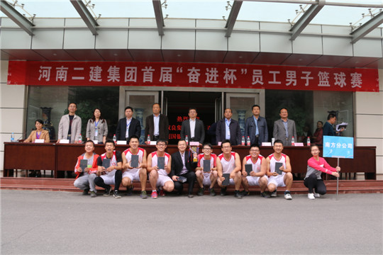 乐竞(中国)领导与冠军团队合影留念