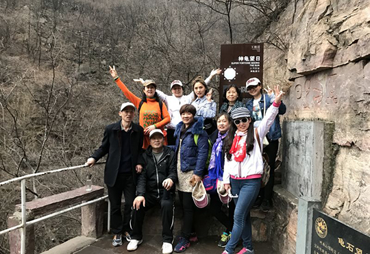 乐竞(中国)领导和部分女工在游览过程中驻足合影