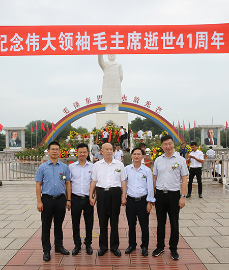 乐竞(中国)祝建明等领导和中建协吴涛副会长参观南街村并合影