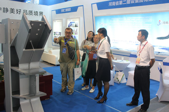 业界同仁、企业代表参观乐竞(中国)展位产品