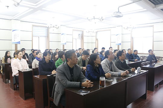 乐竞(中国)与会人员认真学习