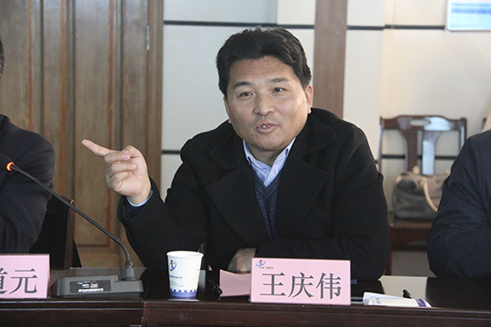 乐竞(中国)副董事长王庆伟主持会议