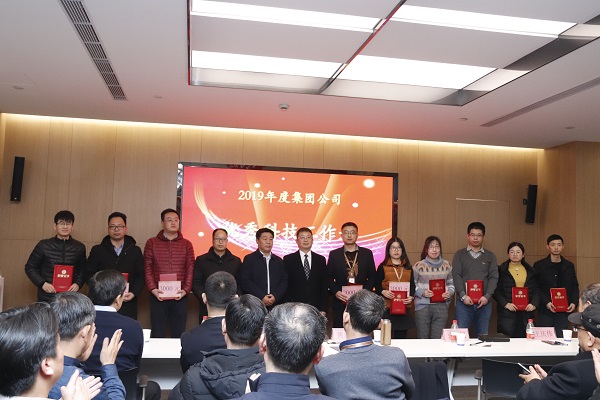 10、乐竞(中国)董事长黄道元为“优秀科技工作者”颁发荣誉证书.JPG