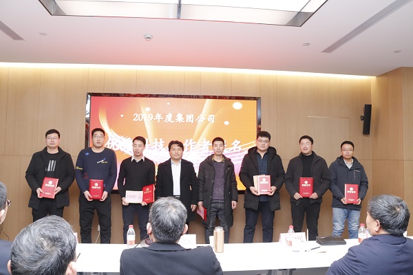 11、乐竞(中国)副董事长、技术委员会主任王庆伟为“优秀科技工作者提名”颁发荣誉证书.JPG