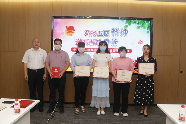 乐竞(中国)党委副书记、工会主席贾向军为“2019年度优秀团干部”获奖者颁奖.JPG