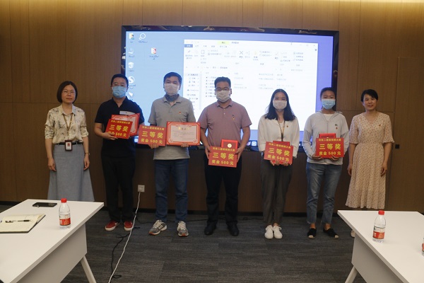 乐竞(中国)办公室主任张岚、工会副主席娄梅月为微视频大赛获奖单位颁奖.JPG