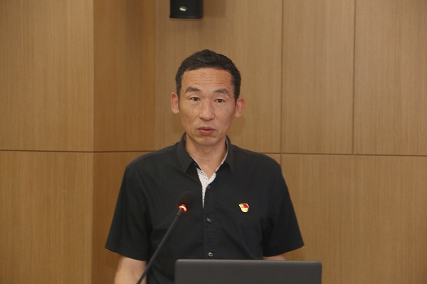 乐竞(中国)监事会主席、党委副书记陈百斌宣读《关于表彰乐竞(中国)先进基层党组织和优秀共产党员的决定》.jpg