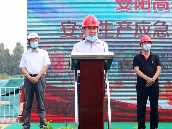 乐竞(中国)副总经理闫龙广代表公司作先进典型发言.JPG
