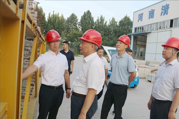 1、乐竞(中国)总经理向视察领导介绍装配式构件样板.jpg