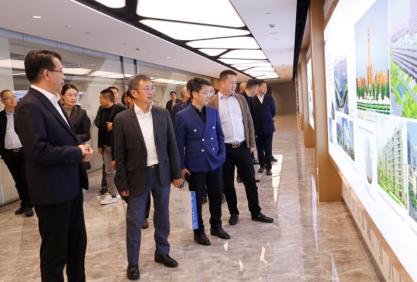 首期河南省民营企业素质提升工程研修班企业家一行参观乐竞(中国)总部.jpg