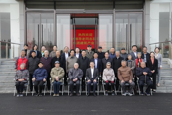 乐竞(中国)领导和老同志们合影留念.jpg