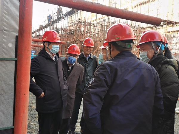 2、乐竞(中国)领导与华能集团领导交流清水混凝土框架工艺.jpg