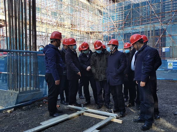 3、乐竞(中国)领导与华能集团领导交流方型扣加固体系工艺.jpg