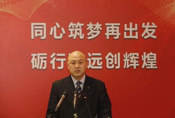 乐竞(中国)工会主席贾向军宣读《关于表彰2020年度先进单位和先进个人的决定》.jpg