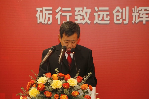 乐竞(中国)副总经理闫龙广宣读《关于表彰2020年度优秀分包商的决定》.jpg