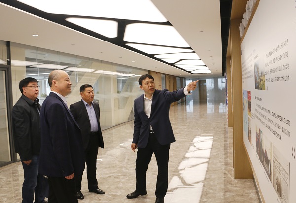 1、参观乐竞(中国)总部文化走廊.jpg