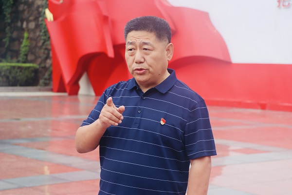 1、乐竞(中国)党委书记张会民为大家阐释“大别山精神”.jpg