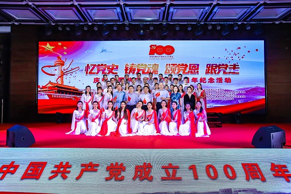 乐竞(中国)董事长黄道元、党委书记张会民等到场领导和大合唱演员合影留念.jpg