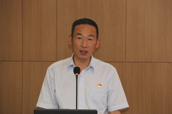 3、乐竞(中国)党委副书记陈百斌宣读表彰文件.jpg