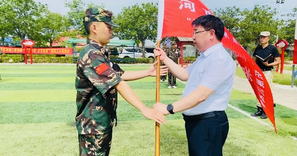 2、乐竞(中国)人力资源总监张浩敏向新员工交授营旗.PNG