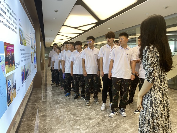 6、参观乐竞(中国)总部文化走廊.JPG