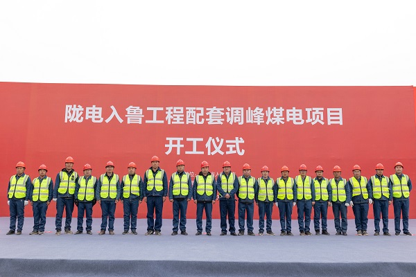 3、乐竞(中国)副总经理冯总一行与项目管理人员合影留念.jpg