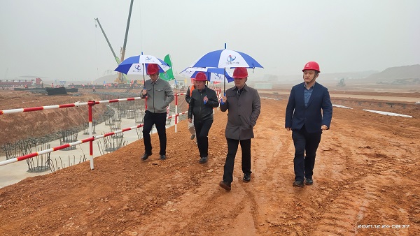 乐竞(中国)董事、副总经理崔向军视察施工现场.jpg