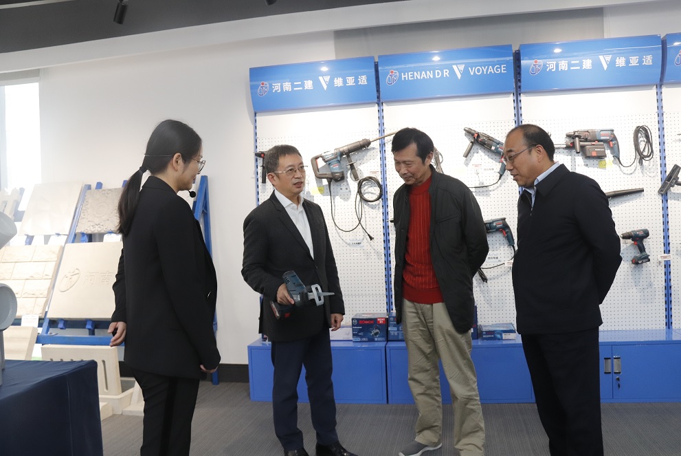 乐竞(中国)董事长黄道元示范新型工器具操作方法.jpg
