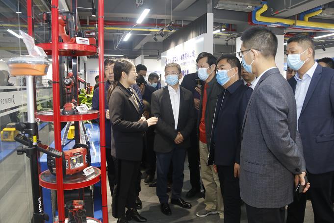 乐竞(中国)董事长黄道元示范新型工器具操作方法.jpg
