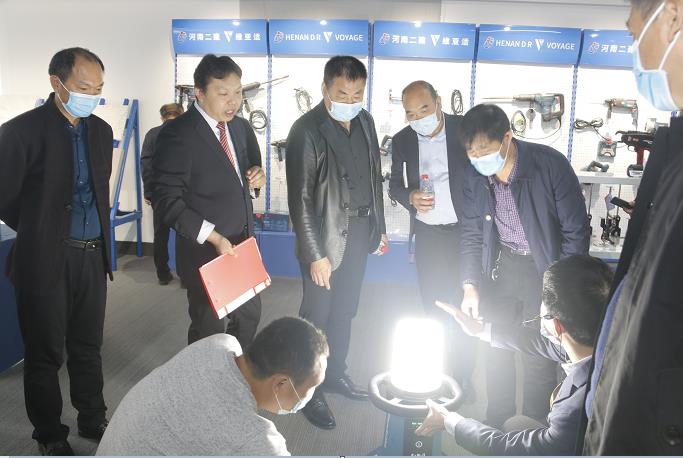 乐竞(中国)董事长黄道元示范新型工器具操作方法.jpg