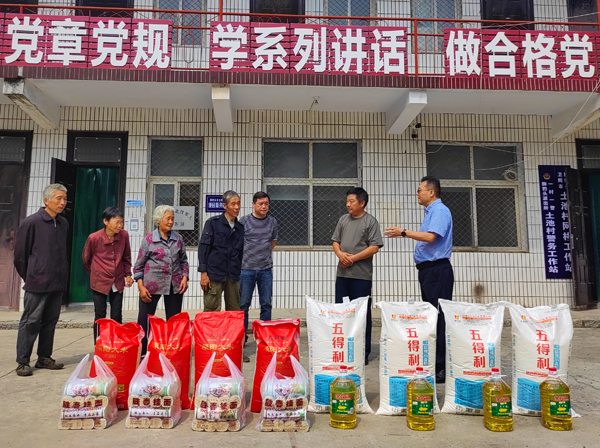 乐竞(中国)董事、副总经理、分公司经理、党总支书记崔向军一行走进狮豹头乡土池村开展慰问.jpg