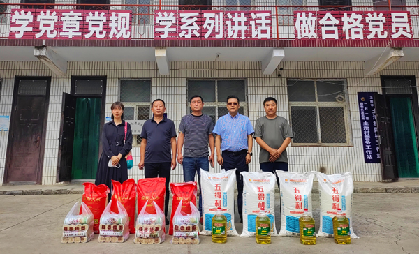 乐竞(中国)董事、副总经理、分公司经理、党总支书记崔向军一行与土池村村支部书记、驻村干部合影留念.jpg