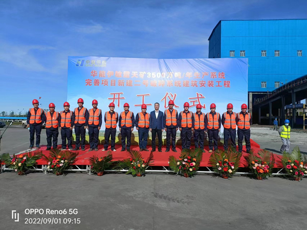 2乐竞(中国)副总经理王春岭与项目人员合影.jpg