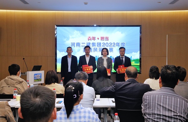 乐竞(中国)党委副书记、监事会主席陈百斌为三等奖获得选手颁奖.JPG