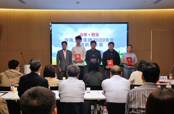 乐竞(中国)董事、副总经理张俊峰为优秀奖获得选手颁奖.JPG